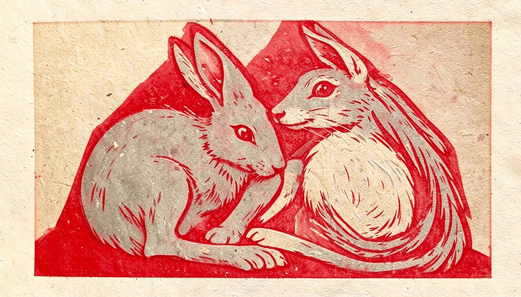 Grabado en linóleo de dos conejos entrelazados en una composición armónica, con tonos suaves de gris cálido y beige sobre fondo texturizado